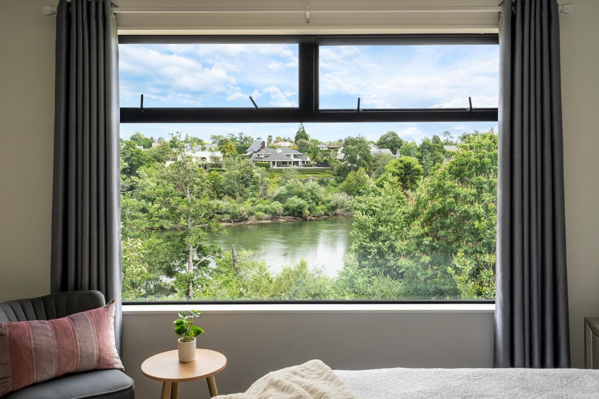 Fabulous River View - Brand New House In Hamilton Bagian luar foto